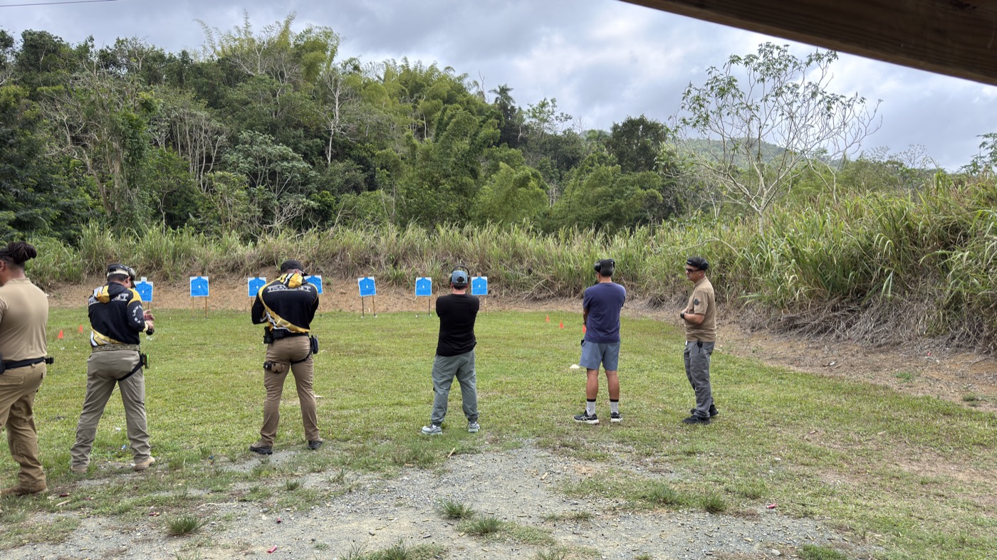 Grupo de participantes en el range durante el training