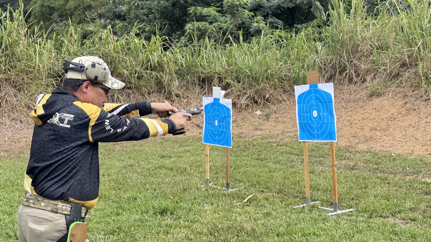 Participante en posición de tiro durante el training